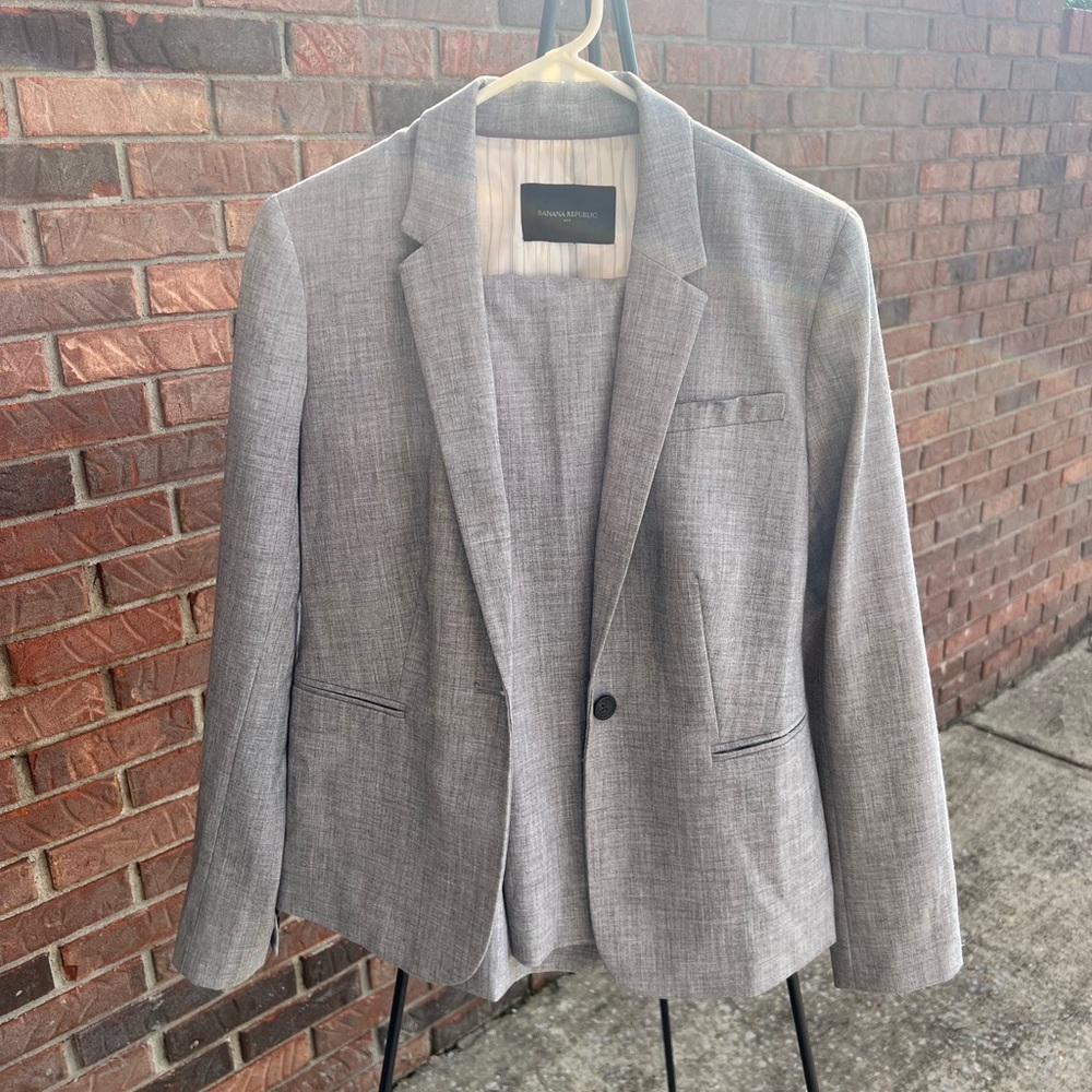 Banana Republic Women’s Suit set. Gently worn.